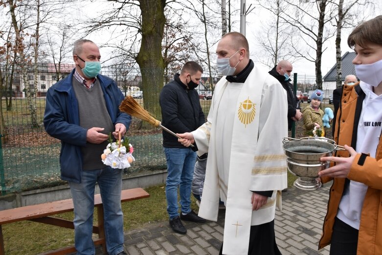  Wielka Sobota. Święcenie koszyczków przed kościołem 