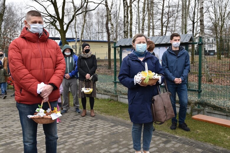  Wielka Sobota. Święcenie koszyczków przed kościołem 