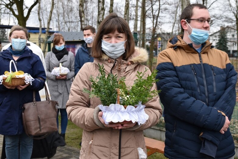  Wielka Sobota. Święcenie koszyczków przed kościołem 