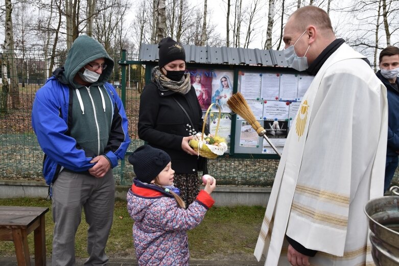  Wielka Sobota. Święcenie koszyczków przed kościołem 