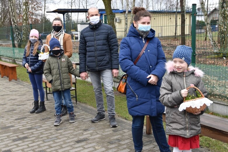  Wielka Sobota. Święcenie koszyczków przed kościołem 