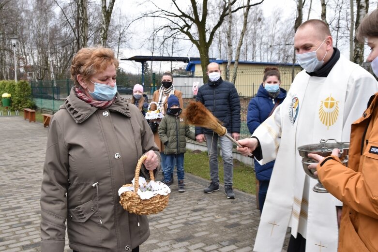  Wielka Sobota. Święcenie koszyczków przed kościołem 