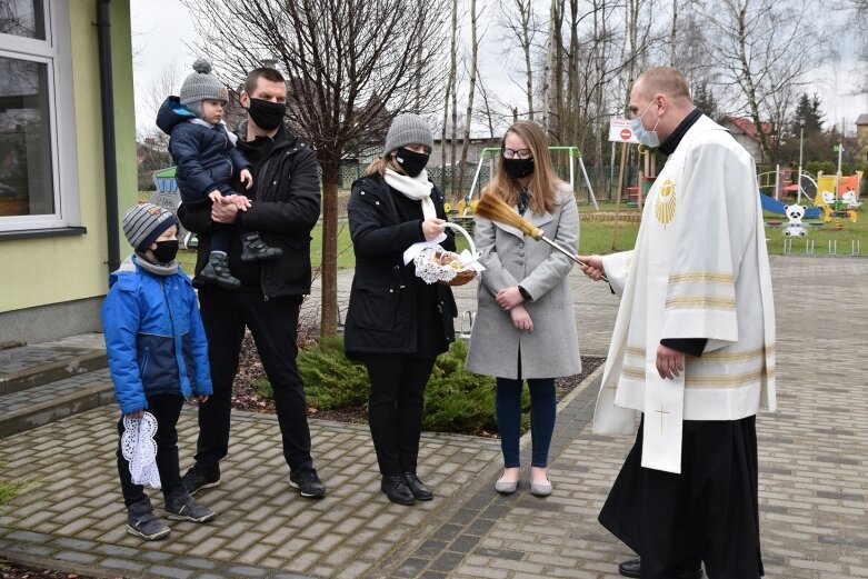  Wielka Sobota. Święcenie koszyczków przed kościołem 