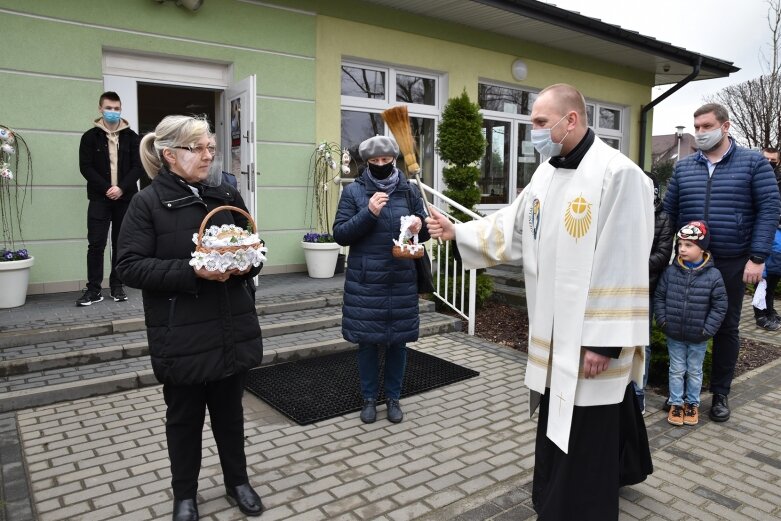  Wielka Sobota. Święcenie koszyczków przed kościołem 