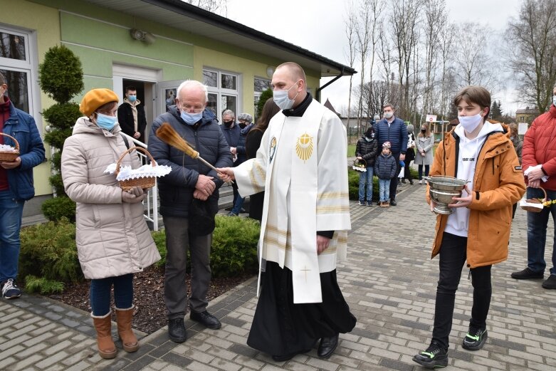  Wielka Sobota. Święcenie koszyczków przed kościołem 