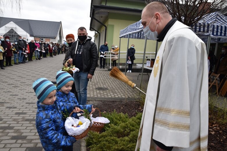  Wielka Sobota. Święcenie koszyczków przed kościołem 