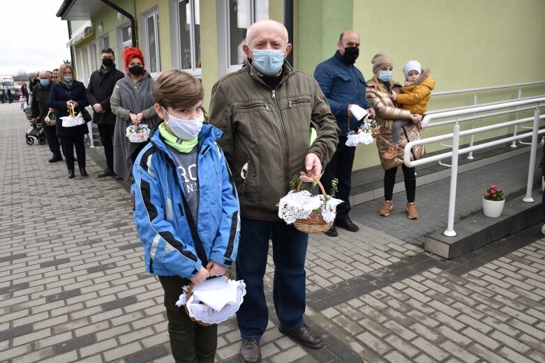  Wielka Sobota. Święcenie koszyczków przed kościołem 