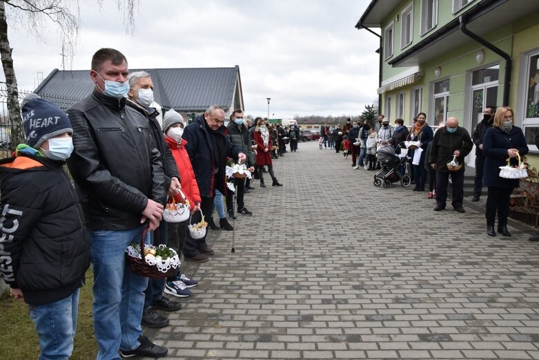  Wielka Sobota. Święcenie koszyczków przed kościołem 