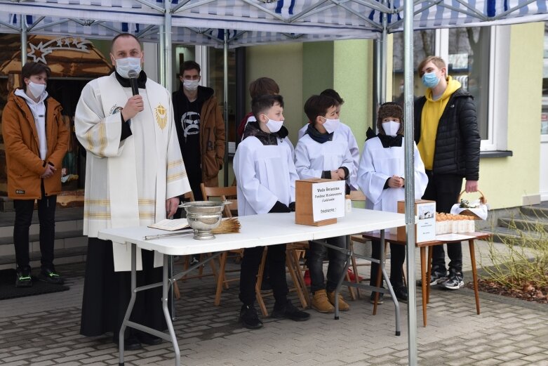  Wielka Sobota. Święcenie koszyczków przed kościołem 