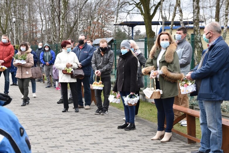  Wielka Sobota. Święcenie koszyczków przed kościołem 