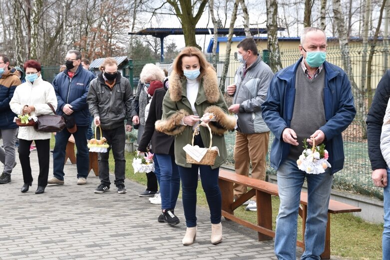  Wielka Sobota. Święcenie koszyczków przed kościołem 