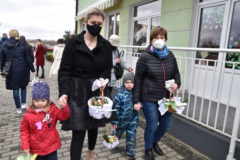  Wielka Sobota. Święcenie koszyczków przed kościołem 