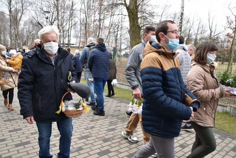  Wielka Sobota. Święcenie koszyczków przed kościołem 