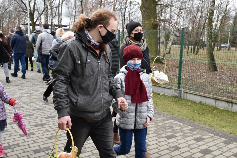  Wielka Sobota. Święcenie koszyczków przed kościołem 