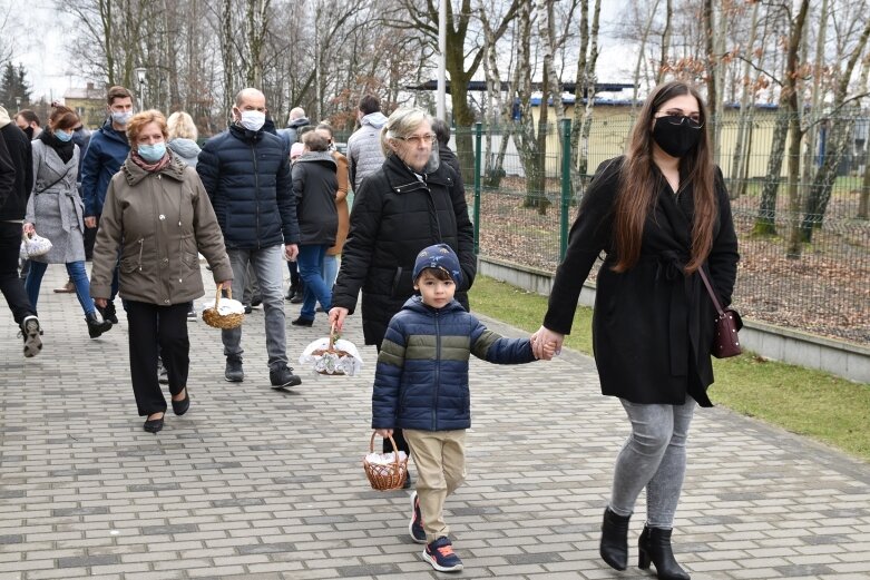  Wielka Sobota. Święcenie koszyczków przed kościołem 