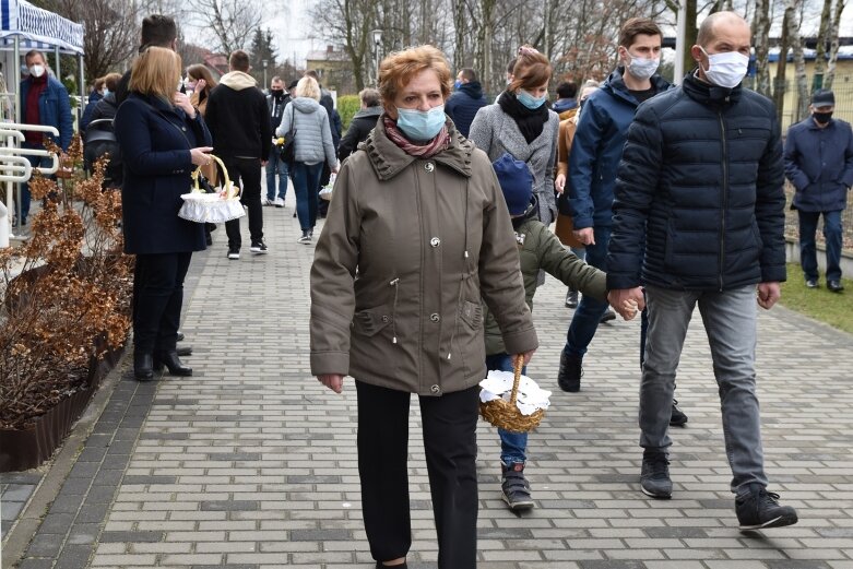  Wielka Sobota. Święcenie koszyczków przed kościołem 