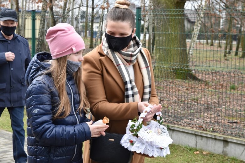  Wielka Sobota. Święcenie koszyczków przed kościołem 