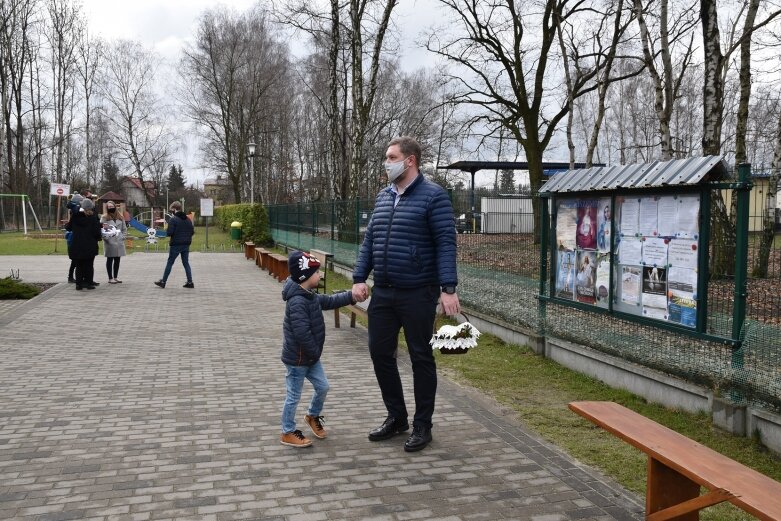  Wielka Sobota. Święcenie koszyczków przed kościołem 