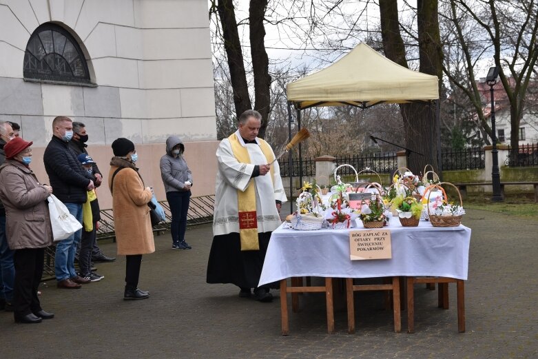  Wielka Sobota. Święcenie koszyczków przed kościołem 