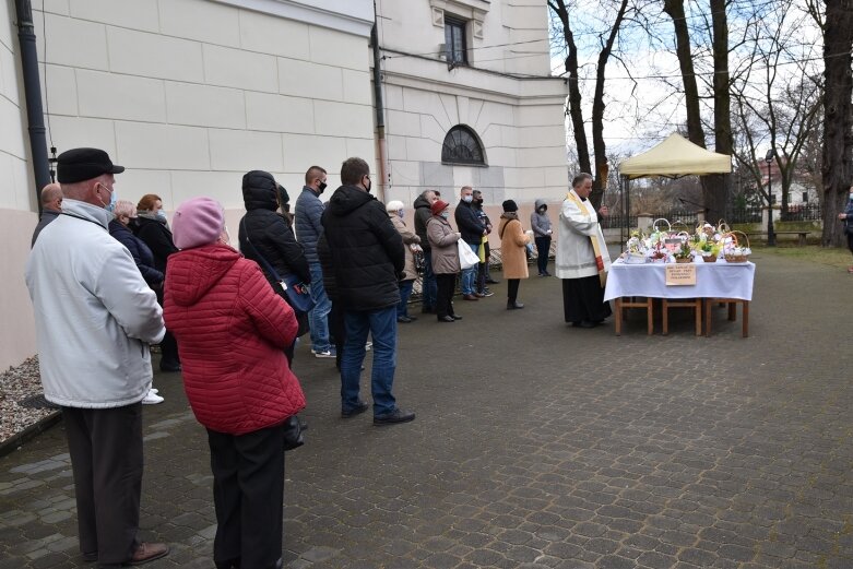  Wielka Sobota. Święcenie koszyczków przed kościołem 