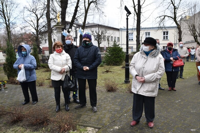  Wielka Sobota. Święcenie koszyczków przed kościołem 