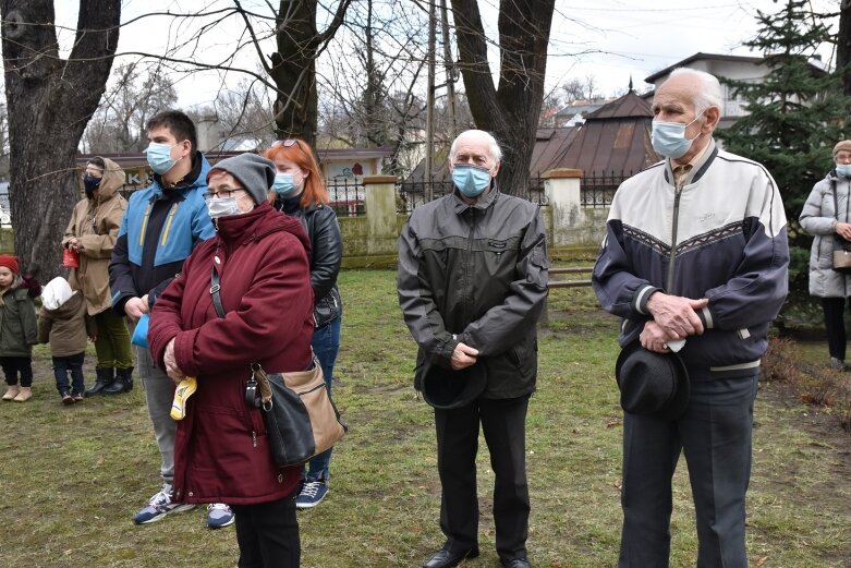  Wielka Sobota. Święcenie koszyczków przed kościołem 