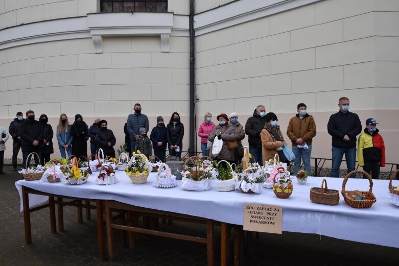  Wielka Sobota. Święcenie koszyczków przed kościołem 