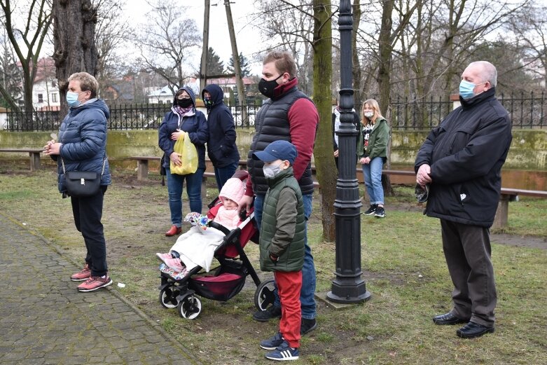  Wielka Sobota. Święcenie koszyczków przed kościołem 