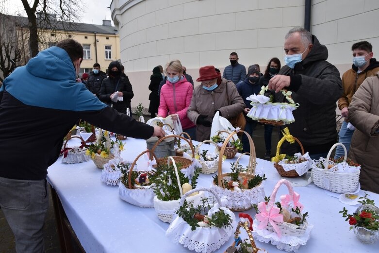  Wielka Sobota. Święcenie koszyczków przed kościołem 