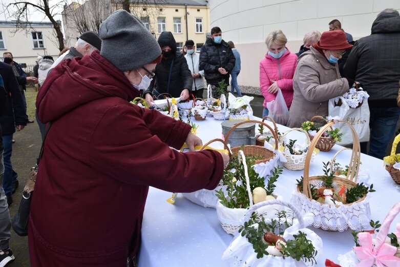  Wielka Sobota. Święcenie koszyczków przed kościołem 