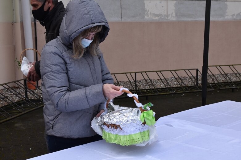  Wielka Sobota. Święcenie koszyczków przed kościołem 