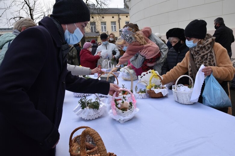  Wielka Sobota. Święcenie koszyczków przed kościołem 