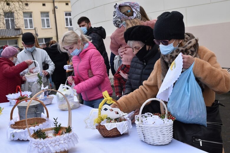  Wielka Sobota. Święcenie koszyczków przed kościołem 