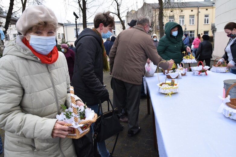  Wielka Sobota. Święcenie koszyczków przed kościołem 