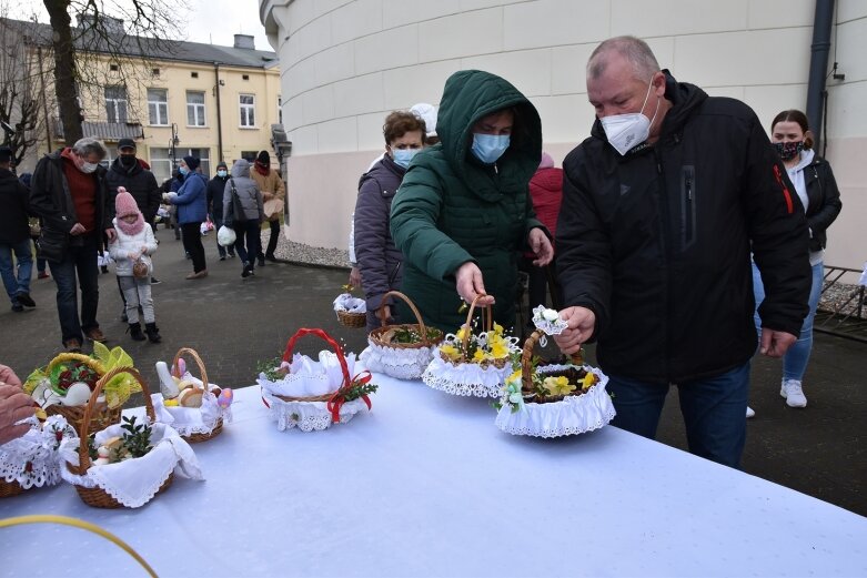  Wielka Sobota. Święcenie koszyczków przed kościołem 