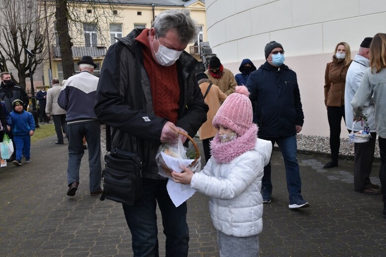  Wielka Sobota. Święcenie koszyczków przed kościołem 