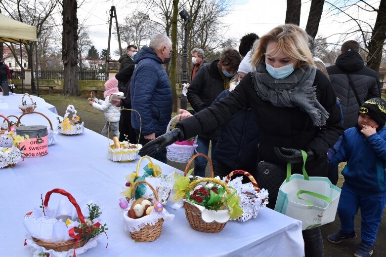  Wielka Sobota. Święcenie koszyczków przed kościołem 