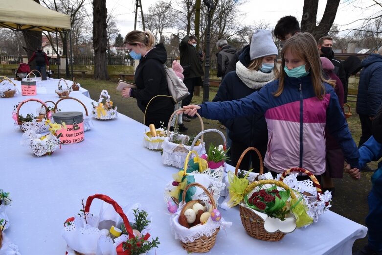  Wielka Sobota. Święcenie koszyczków przed kościołem 