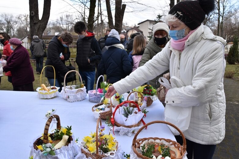  Wielka Sobota. Święcenie koszyczków przed kościołem 