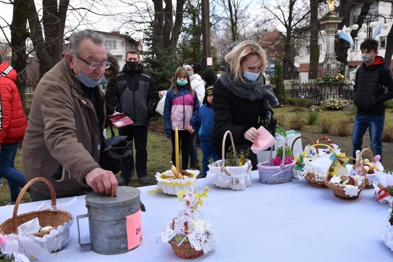  Wielka Sobota. Święcenie koszyczków przed kościołem 