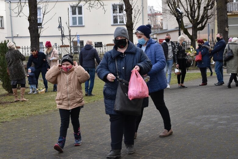  Wielka Sobota. Święcenie koszyczków przed kościołem 