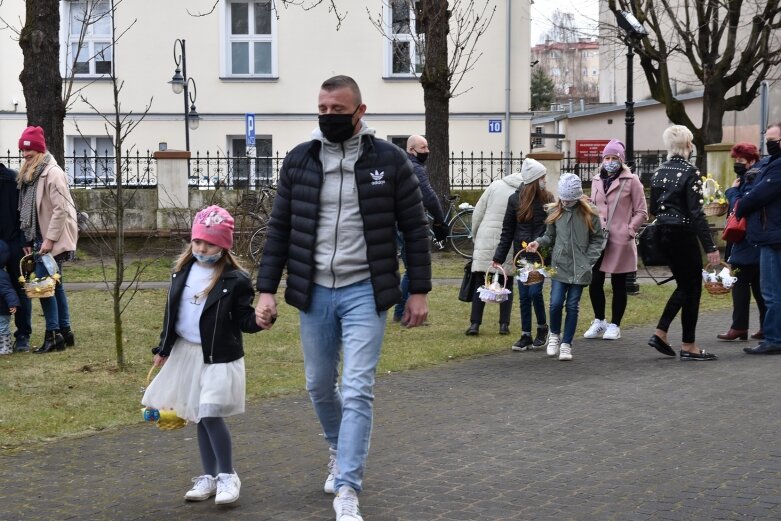  Wielka Sobota. Święcenie koszyczków przed kościołem 