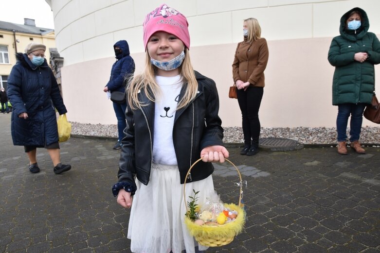  Wielka Sobota. Święcenie koszyczków przed kościołem 