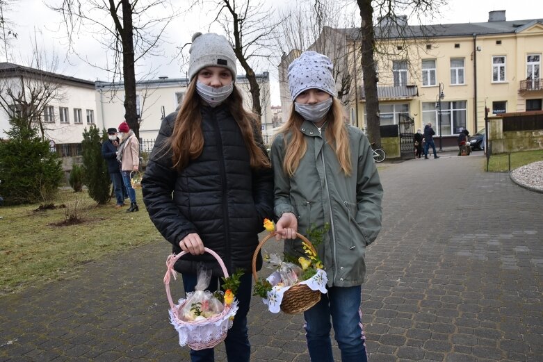  Wielka Sobota. Święcenie koszyczków przed kościołem 