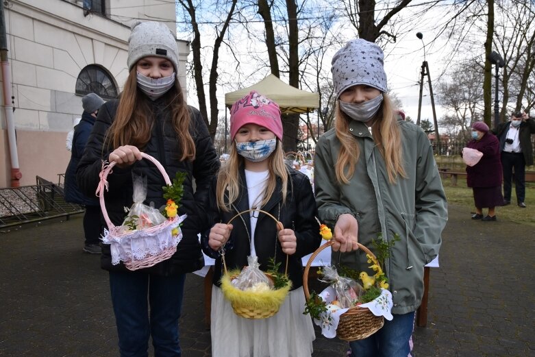  Wielka Sobota. Święcenie koszyczków przed kościołem 