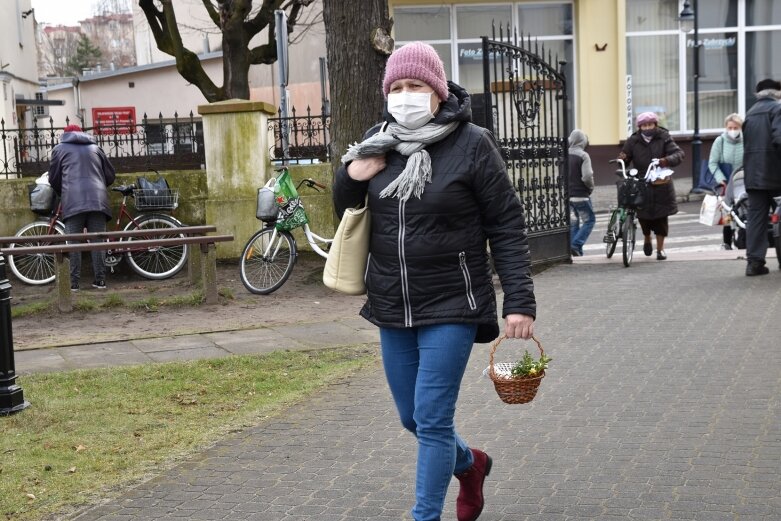  Wielka Sobota. Święcenie koszyczków przed kościołem 