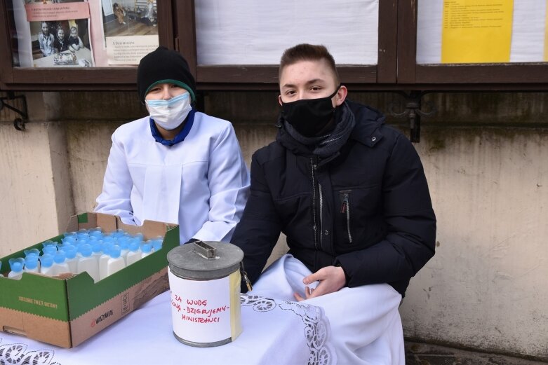  Wielka Sobota. Święcenie koszyczków przed kościołem 