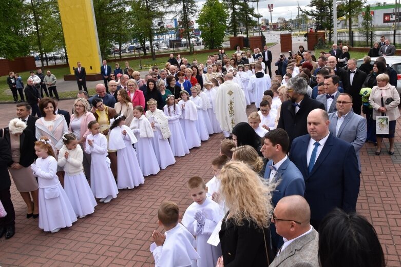  Wielkie święto rodziny – pierwsza komunia w parafii Najświętszego Serca Pana Jezusa w Skierniewicach 