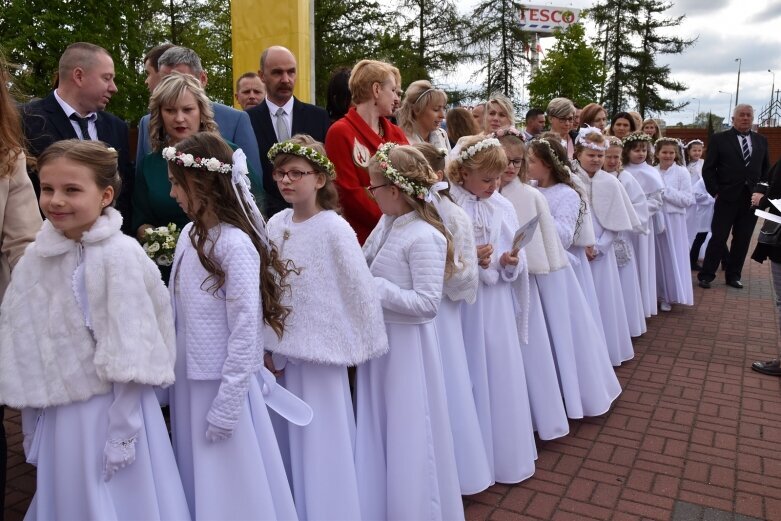  Wielkie święto rodziny – pierwsza komunia w parafii Najświętszego Serca Pana Jezusa w Skierniewicach 