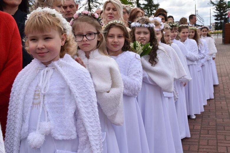  Wielkie święto rodziny – pierwsza komunia w parafii Najświętszego Serca Pana Jezusa w Skierniewicach 